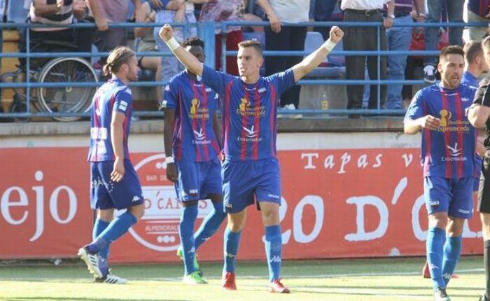 Borja García celebra un tanto en un partido del Extremadura