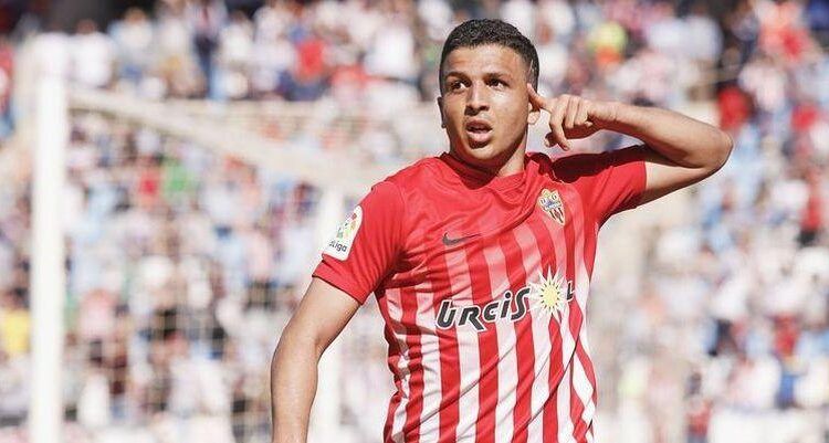 Hicham celebra un gol con el Almería