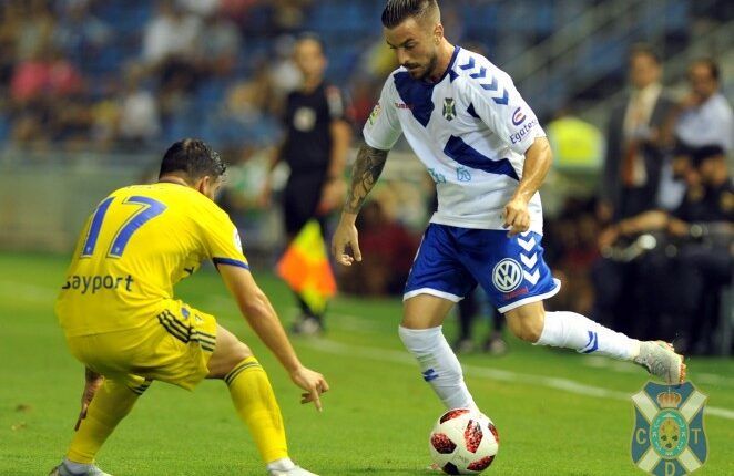 Héctor Hernández en un partido con el Tenerife