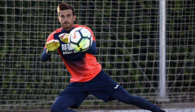 Javi Varas en un entrenamiento con el Granada CF