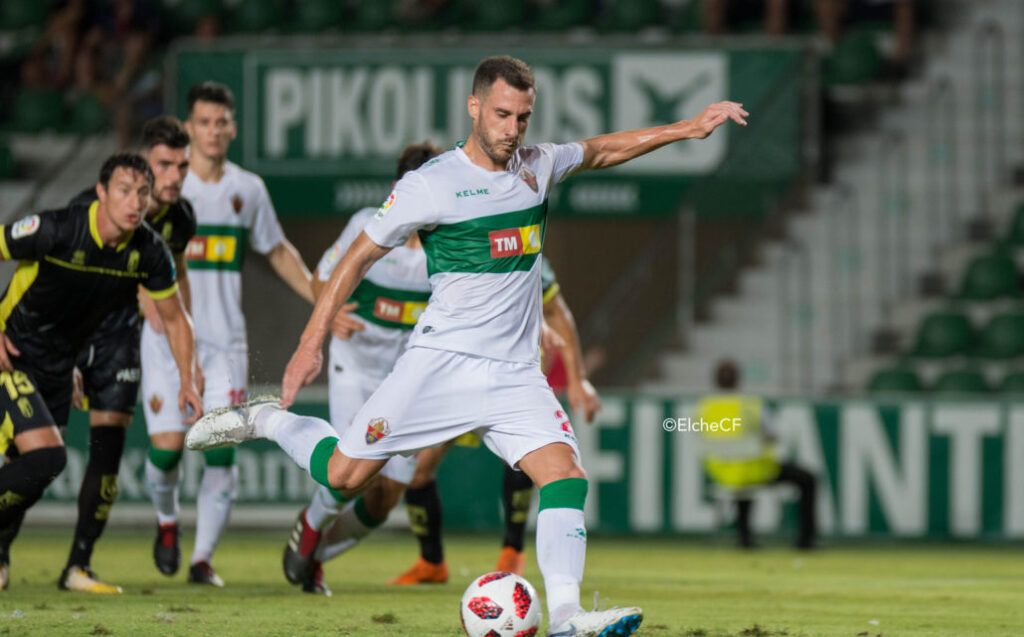 Jony Ñïguez en un partido con el Elche