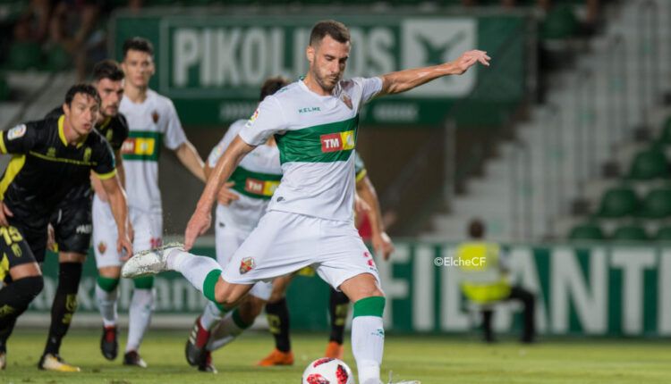 Jony Ñïguez en un partido con el Elche