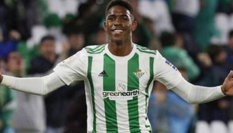 Junior Firpo en un encuentro con el Betis