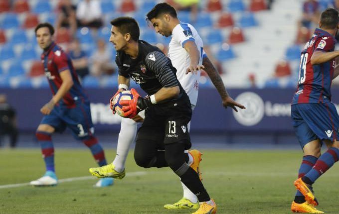 Oier Olazábal en un partido con el Levante