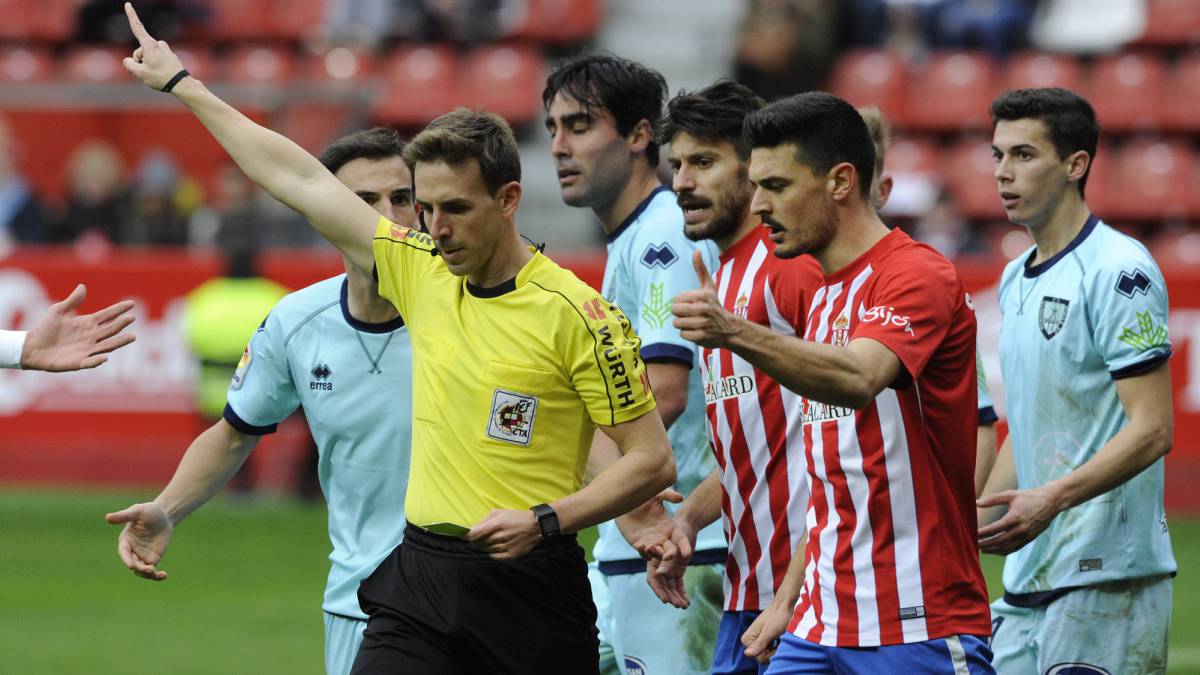 Pizarro Gómez en un encuentro entre Sporting y Numancia