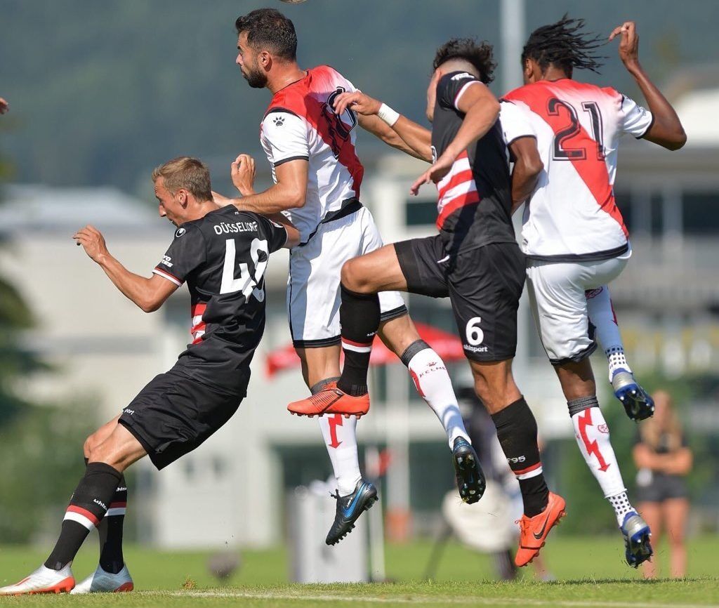 Lance del encuentro del Rayo Vallecano frente al Fortuna Dusseldorf