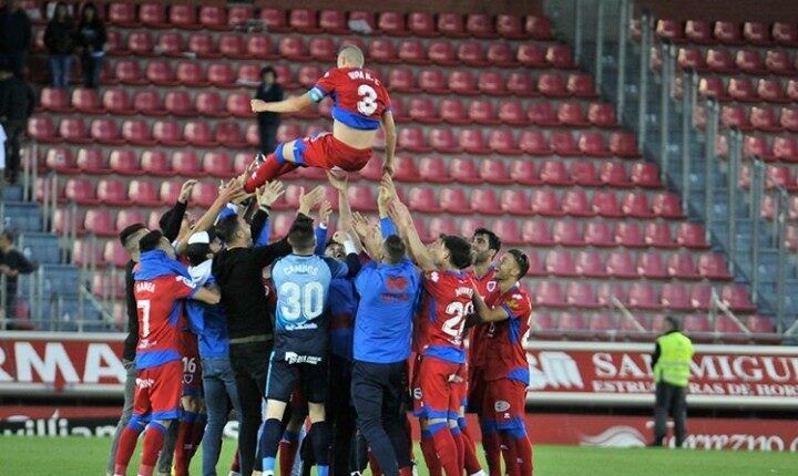 Adrián Ripa es manteado en su último partido con el Numancia