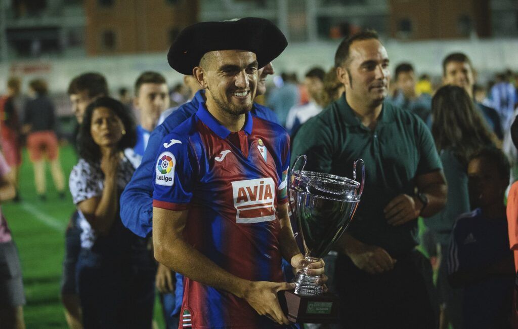 El Éibar fue un justo vencedor. Trofeo fue recogido por Gonzalo Escalante. Foto: @SDEibar