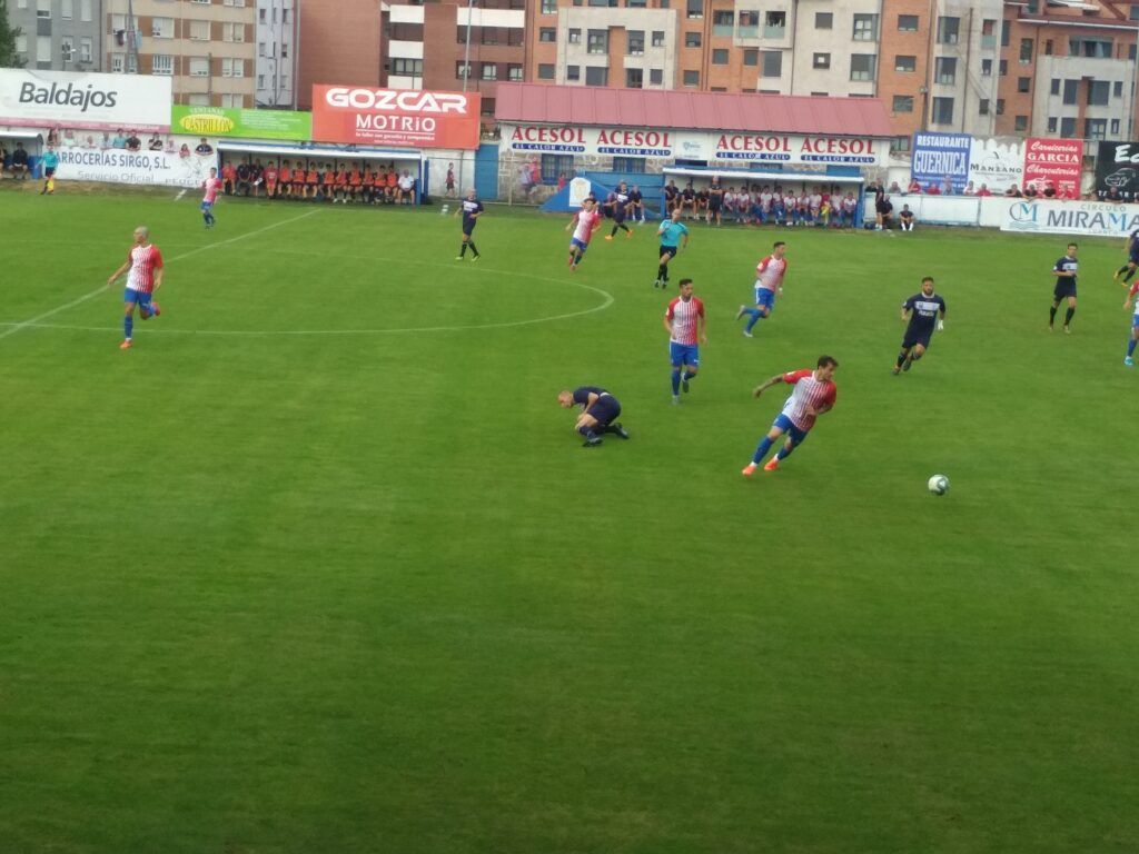 Lance del encuentro en Miramar entre Marino y Sporting