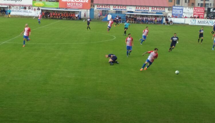 Lance del encuentro en Miramar entre Marino y Sporting