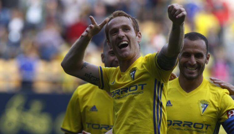 Álex Fernández celebra un gol con el Cádiz