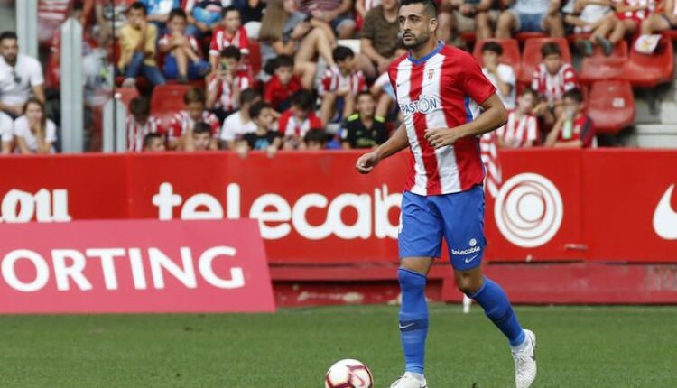 Álex Pérez en un partido con el Sporting