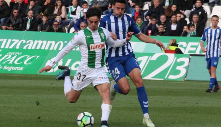 Álvaro Aguado en un partido con el Córdoba CF