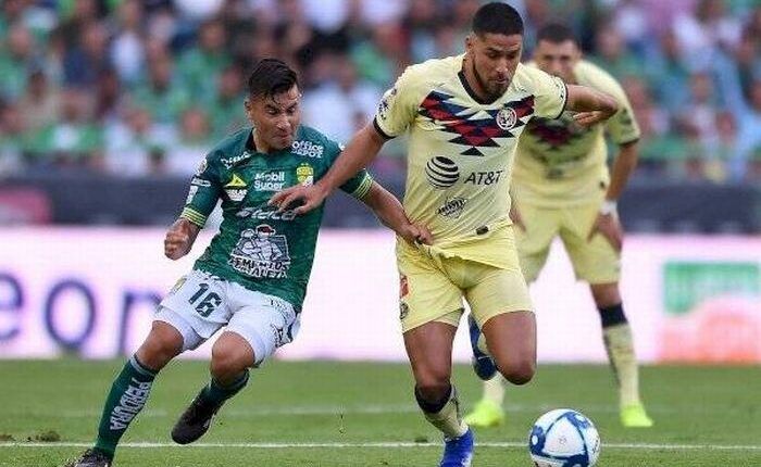 Bruno Valdez conduce el balón en un partido con el América