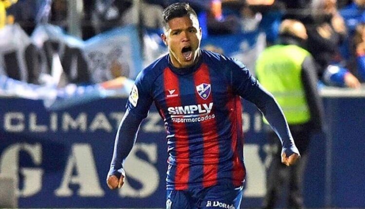 Cucho Hernández en un partido con el Huesca