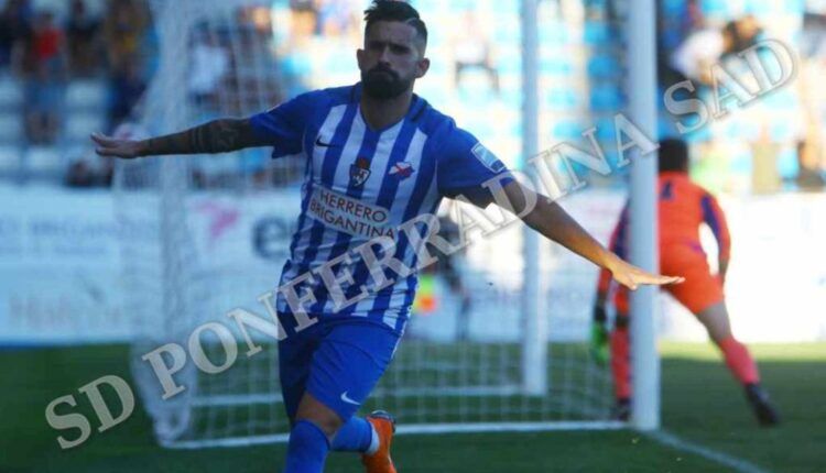 Dani Pichín celebra un gol con la Deportiva el pasado curso