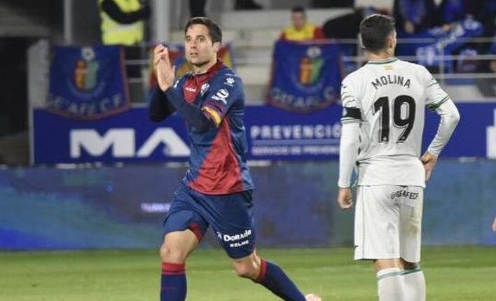 Xabi Etxeita en un partido con el Huesca