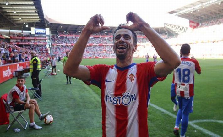 Hernán celebra un gol con el Sporting el curso pasado