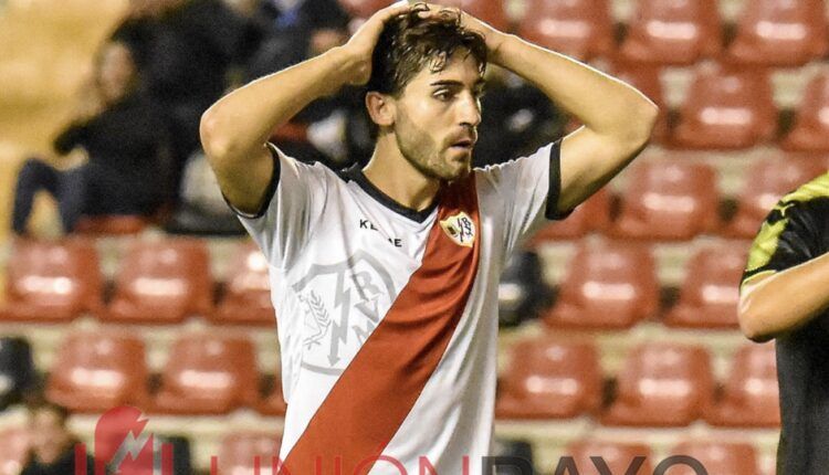 José León en un partido con el Rayo Vallecano