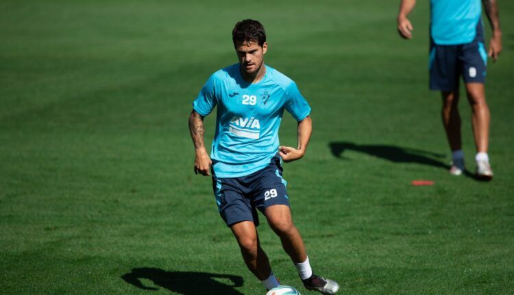 Roberto Olabe en un entrenamiento de la SD Eibar