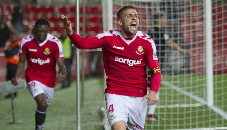 Xavi Molina celebrando un gol con el Nàstic