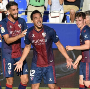 Okazaki celebrando un gol