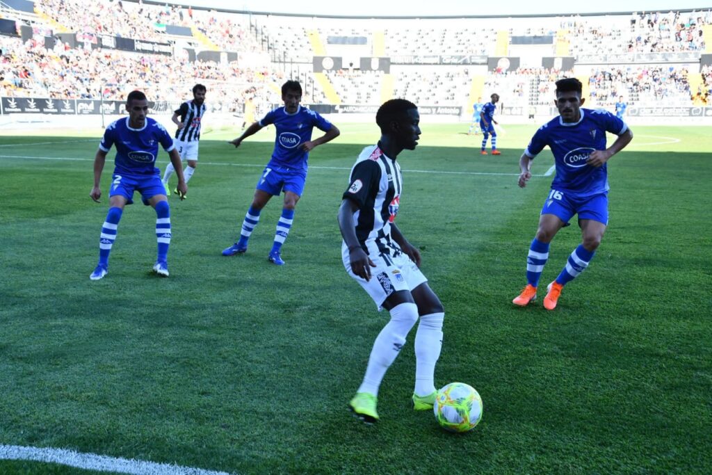 Adilson del Badajoz rodeado de rivales del San Fernando