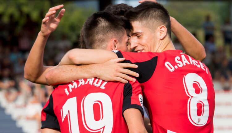 Jugadores del Bilbao Athletic celebran el 2-0 ante el Salamanca