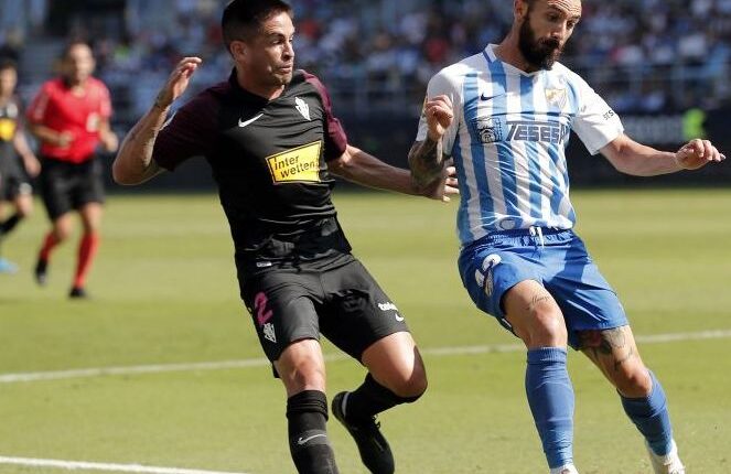 Cifu pugna con un balón en un Málaga - Sporting