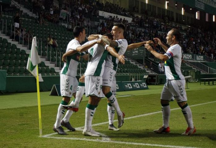 Los jugadores del Elche celebran el único gol del partido