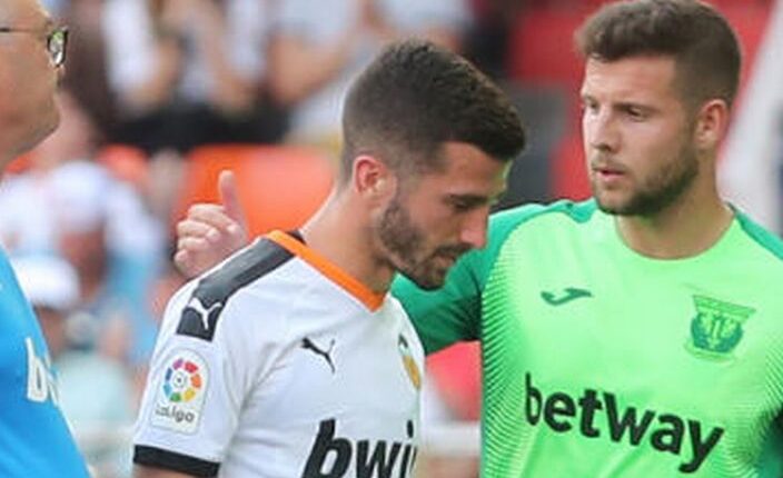 Gayá retirándose en el partido del Valencia