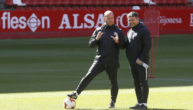 José Alberto López con Arturo Martínez, miembros del cuerpo técnico del Sporting