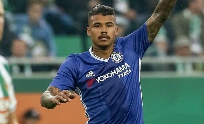 Kenedy con la camiseta del Chelsea