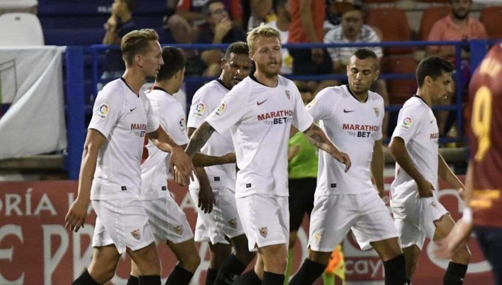 Kjaer con el Sevilla celebrando un gol