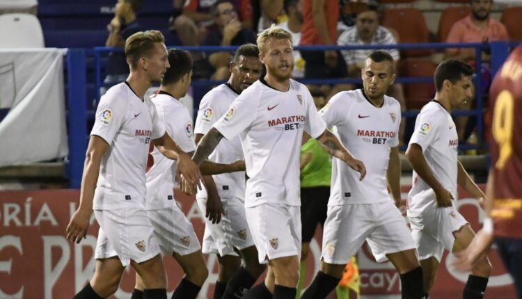 Kjaer con el Sevilla celebrando un gol