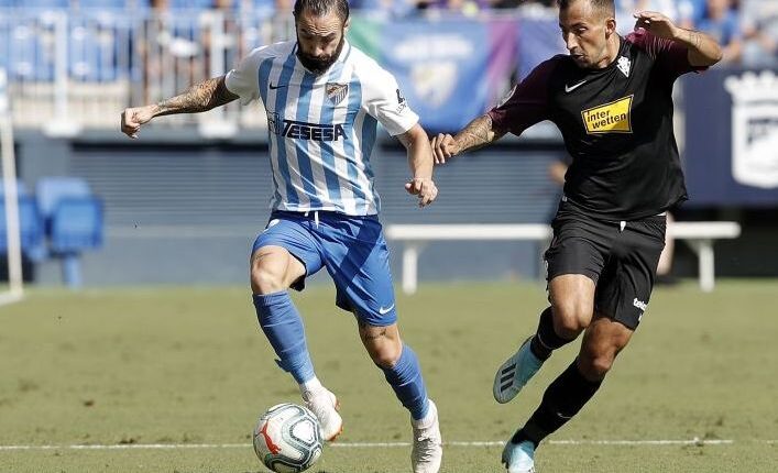 Cifuentes conduce un balón ante Aitor García en un Málaga - Sporting la pasada campaña