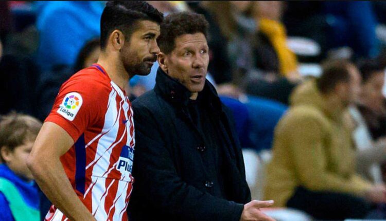 Simeone habla con Diego Costa en un partido