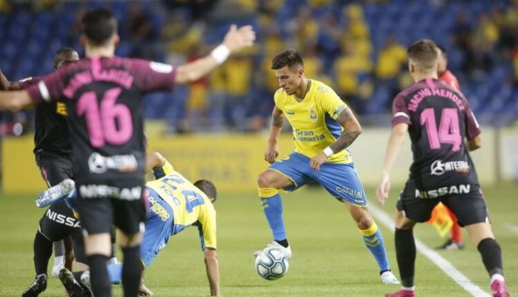 Lance del encuentro entre la UD Las Palmas y el Real Sporting de Gijón