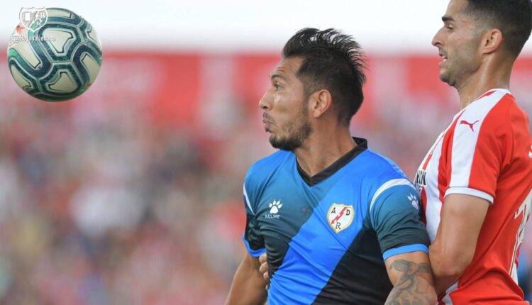 Leo Ulloa en un partido con el Rayo