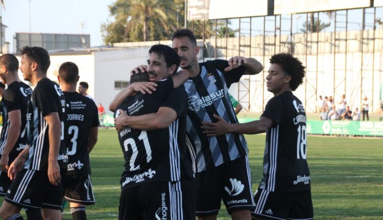 Los jugadores del FC Cartagena celebran un tanto esta campaña