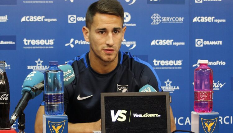 Manu Justo acudiendo a rueda de prensa