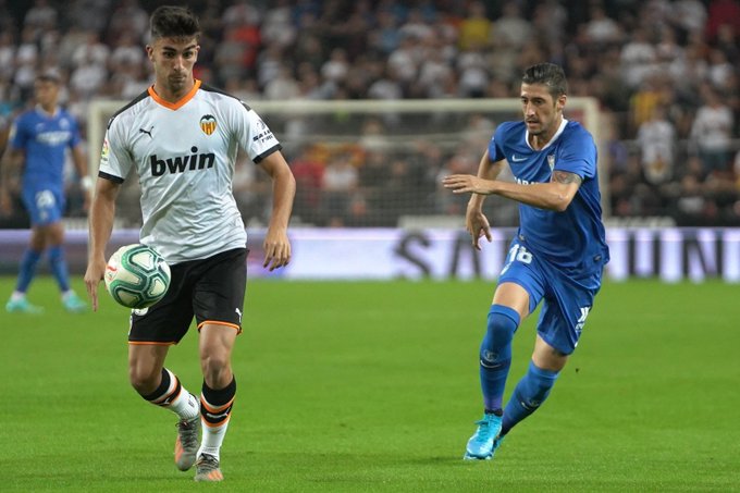 Escudero lucha un balón con Ferran Torres (@SevillaFC - Twitter)