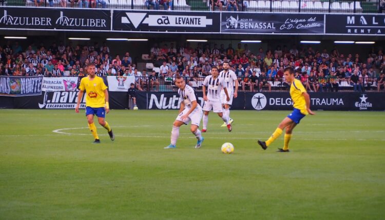 Lance de juego en el Castellón - Ejea