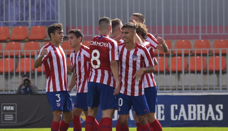 Jugadores del Atlético de Madrid 'B' celebran un gol el pasado domingo