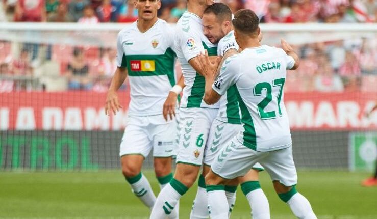 Jugadores del Elche celebran el gol de Iván Sánchez en Montilivi