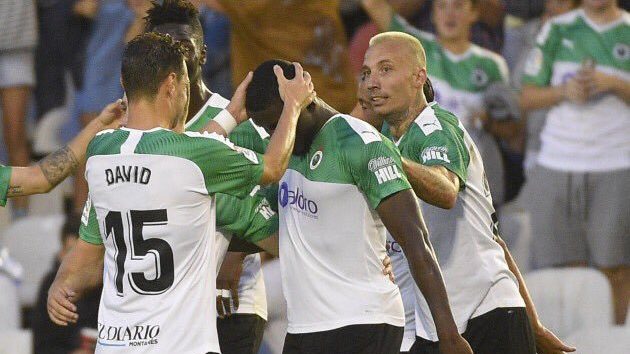 Los jugadores del Racing celebran uno de los goles al CD Mirandés