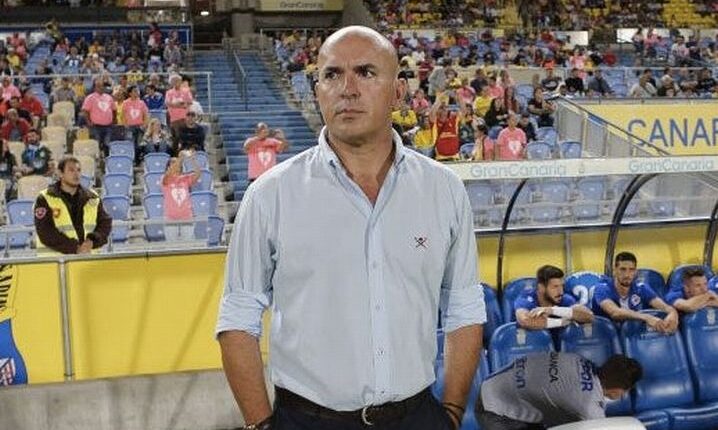 Luis César en el Estadio de Gran Canaria en su debut con el Deportivo