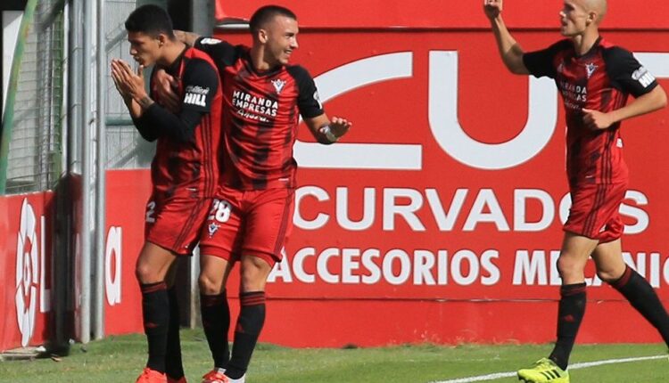 Jugadores del CD Mirandés celebran uno de los goles