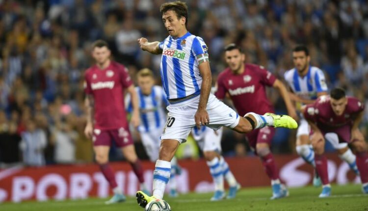 Mikel Oyarzábal lanzando un penalti