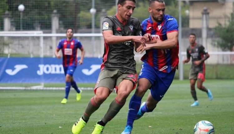 Quique González (derecha) en un encuentro con el Eibar